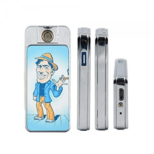 Egyedi fényképes USB öngyújtó ( USB-ről tölthető ) Van az ismeretségi körében, aki dohányzik? Nem tud semmi ajándékot kitalálni neki? Itt az alkalom, hogy dohányzó szeretteit, munkatársait, barátait, kedvesét meglepje ezzel az egyedi fényképes USB szélálló öngyújtóval! A technológiának köszönhetően a nyomtatott fotó nem tűnik el, az anyag felületén nem kitapintható a minta. Így hosszú távon egy maradandó emlék lehet szeretteinek. Természetesen nem csak dohányzó ember részére lehet tökéletes meglepetés, hiszen tűzre bármikor szükség lehet, gondoljunk csak a nyári grill partikra, főzésekre, ahol nagy szükség lehet egy megbízható gyújtó! Gyújtó USB-ről tölthető, teljesen elektronikusan működik, semmilyen gyúlékony anyag nem szükséges hozzá. A működéshez először az USB porton keresztül fel kell tölteni a készüléket. Ha feltöltötte, akkor a készülék használatra kész. Oldalt a gomb lenyomásával ugyanúgy felizzik, mint az autó szivargyújtója. Nem kell szélben a nyílt lánggal szórakoznia, az izzó rész akár viharban is működik. Kis mérete miatt zsebben is hordhatod. Igazi hight-tech eszköz dohányosoknak és túrázóknak, vagy nyaralóknak tűz csiholáshoz. Válassza ki kedvenc fényképét, és készítse el az egyedi fényképes USB öngyújtóját. Kattintson a Te Tervezd gombra és fényképét töltse fel. Szerkesztőprogramunk segítségével szerkessze meg egyszerűen és gyorsan, néhány kattintással! (Tervezőbe az USB öngyújtó elejére és hátuljára tud tervezni) (Ha nincs semmi elképzelése az se baj, írjon nekünk és mi segítünk megtervezni önnek) 6
