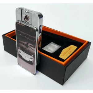 Egyedi fényképes USB öngyújtó ( USB-ről tölthető ) Van az ismeretségi körében, aki dohányzik? Nem tud semmi ajándékot kitalálni neki? Itt az alkalom, hogy dohányzó szeretteit, munkatársait, barátait, kedvesét meglepje ezzel az egyedi fényképes USB szélálló öngyújtóval! A technológiának köszönhetően a nyomtatott fotó nem tűnik el, az anyag felületén nem kitapintható a minta. Így hosszú távon egy maradandó emlék lehet szeretteinek. Természetesen nem csak dohányzó ember részére lehet tökéletes meglepetés, hiszen tűzre bármikor szükség lehet, gondoljunk csak a nyári grill partikra, főzésekre, ahol nagy szükség lehet egy megbízható gyújtó! Gyújtó USB-ről tölthető, teljesen elektronikusan működik, semmilyen gyúlékony anyag nem szükséges hozzá. A működéshez először az USB porton keresztül fel kell tölteni a készüléket. Ha feltöltötte, akkor a készülék használatra kész. Oldalt a gomb lenyomásával ugyanúgy felizzik, mint az autó szivargyújtója. Nem kell szélben a nyílt lánggal szórakoznia, az izzó rész akár viharban is működik. Kis mérete miatt zsebben is hordhatod. Igazi hight-tech eszköz dohányosoknak és túrázóknak, vagy nyaralóknak tűz csiholáshoz. Válassza ki kedvenc fényképét, és készítse el az egyedi fényképes USB öngyújtóját. Kattintson a Te Tervezd gombra és fényképét töltse fel. Szerkesztőprogramunk segítségével szerkessze meg egyszerűen és gyorsan, néhány kattintással! (Tervezőbe az USB öngyújtó elejére és hátuljára tud tervezni) (Ha nincs semmi elképzelése az se baj, írjon nekünk és mi segítünk megtervezni önnek) 1