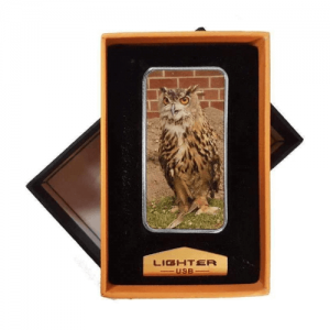 Egyedi fényképes USB öngyújtó ( USB-ről tölthető ) Van az ismeretségi körében, aki dohányzik? Nem tud semmi ajándékot kitalálni neki? Itt az alkalom, hogy dohányzó szeretteit, munkatársait, barátait, kedvesét meglepje ezzel az egyedi fényképes USB szélálló öngyújtóval! A technológiának köszönhetően a nyomtatott fotó nem tűnik el, az anyag felületén nem kitapintható a minta. Így hosszú távon egy maradandó emlék lehet szeretteinek. Természetesen nem csak dohányzó ember részére lehet tökéletes meglepetés, hiszen tűzre bármikor szükség lehet, gondoljunk csak a nyári grill partikra, főzésekre, ahol nagy szükség lehet egy megbízható gyújtó! Gyújtó USB-ről tölthető, teljesen elektronikusan működik, semmilyen gyúlékony anyag nem szükséges hozzá. A működéshez először az USB porton keresztül fel kell tölteni a készüléket. Ha feltöltötte, akkor a készülék használatra kész. Oldalt a gomb lenyomásával ugyanúgy felizzik, mint az autó szivargyújtója. Nem kell szélben a nyílt lánggal szórakoznia, az izzó rész akár viharban is működik. Kis mérete miatt zsebben is hordhatod. Igazi hight-tech eszköz dohányosoknak és túrázóknak, vagy nyaralóknak tűz csiholáshoz. Válassza ki kedvenc fényképét, és készítse el az egyedi fényképes USB öngyújtóját. Kattintson a Te Tervezd gombra és fényképét töltse fel. Szerkesztőprogramunk segítségével szerkessze meg egyszerűen és gyorsan, néhány kattintással! (Tervezőbe az USB öngyújtó elejére és hátuljára tud tervezni) (Ha nincs semmi elképzelése az se baj, írjon nekünk és mi segítünk megtervezni önnek) 2
